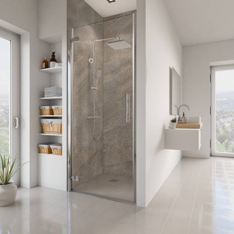 Barrierefreies Bad mit bodengleicher Glasdusche, wandhängendem Waschtisch, Stauraumregalen und tageslichtoptimierten Fenstern für moderne Gebäudetechnik.