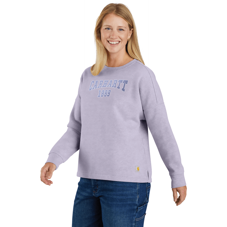 Fachfrau in Freizeitkleidung als Symbolbild für Fachkräfte in der Gebäudetechnik, vor neutralem Hintergrund.