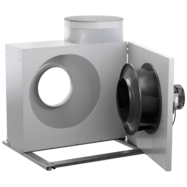 Geöffnete Seitenwand eines industriellen Lüftungsgeräts, Einblick auf Innenventilator und runde Kanalanschlüsse für den TGA-Einsatz.