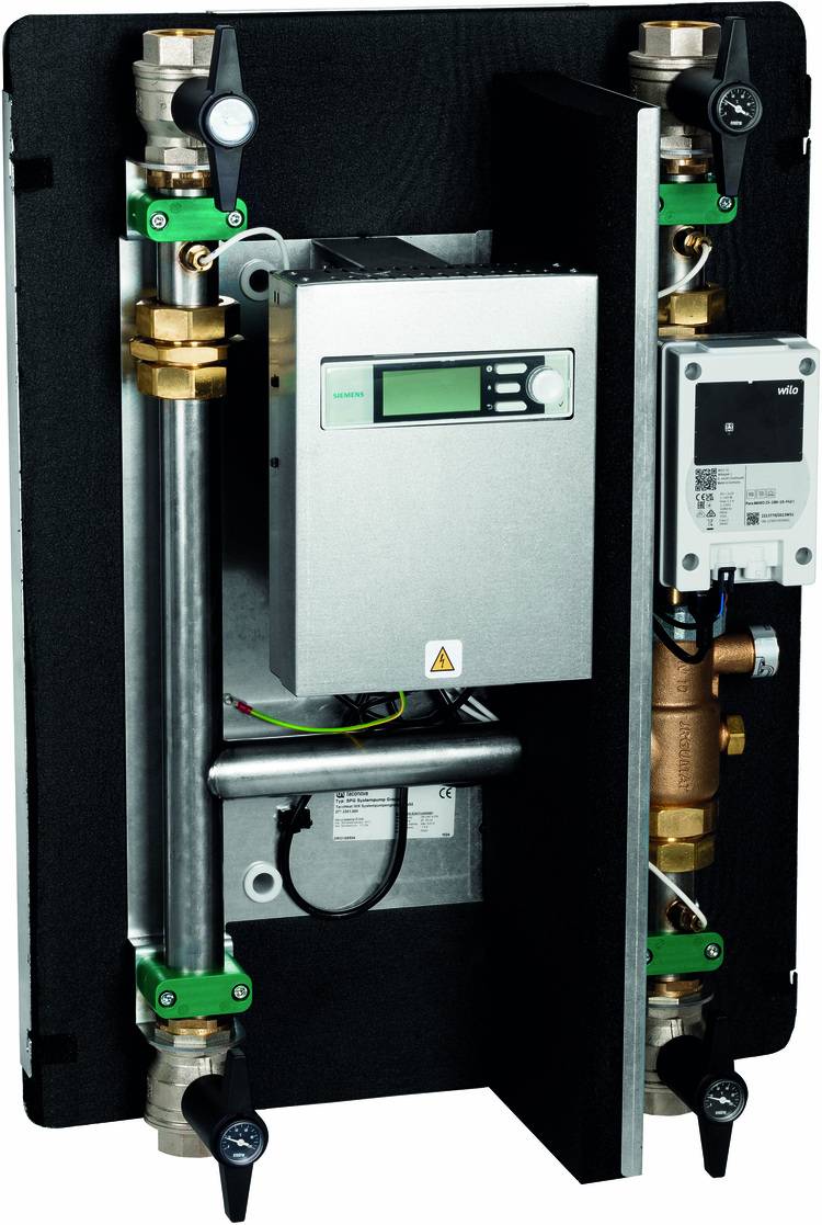 Vertikal montiertes Steuerungsmodul mit Metallgehäuse, integrierten Rohrleitungen, Absperrventilen und digitalem Display für Gebäudetechnik.