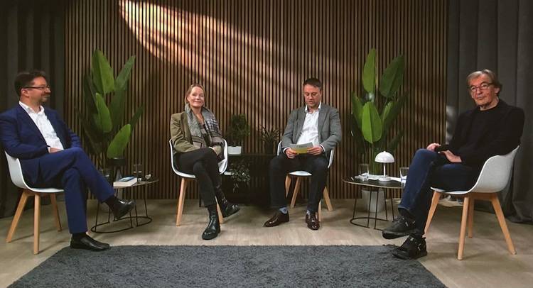 Podiumsdiskussion mit vier Fachleuten der Gebäudetechnikbranche in modernem Studio-Setting mit Pflanzen und Holzverkleidung.