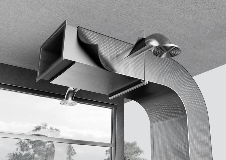 Detailansicht einer metallenen Lüftungsleitung, die als Duschkopf an der Decke nahe einem Fenster installiert ist, Fokus auf Gebäudetechnik-Lösung.