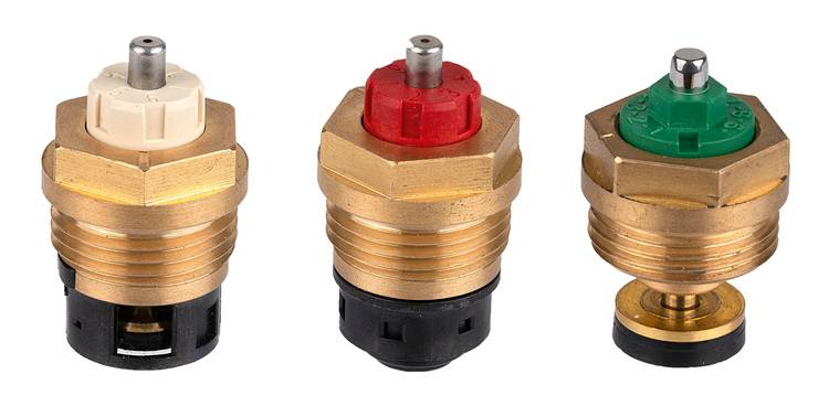 Drei Kessel-Sicherheitsventile aus Messing mit weißen, roten und grünen Griffen, relevanter Vergleich für SHK-Profis, auf weißem Hintergrund.