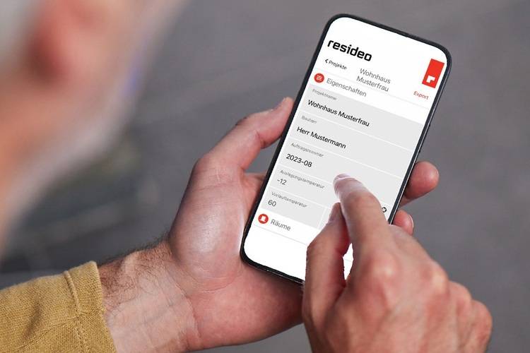 Smartphone mit deutschsprachiger Smart-Home-App für Gebäudetechnik: Steuerung von Heizung, Klima und Energieeffizienz im beruflichen Einsatz.