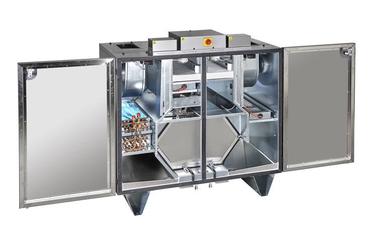 Geöffnete Fronttüren einer industriellen Klimagerätanlage zeigen detailliert interne Komponenten, Verkabelung und Steuerungstechnik für die TGA.