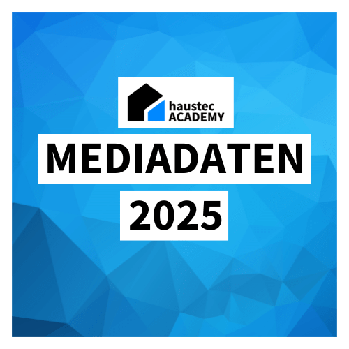 Blaue geometrische Bildfläche mit den Begriffen "haustec ACADEMY", "MEDIADATEN" und "2025" in schwarzer Schrift, Bezug zu Gebäudetechnikbranche.