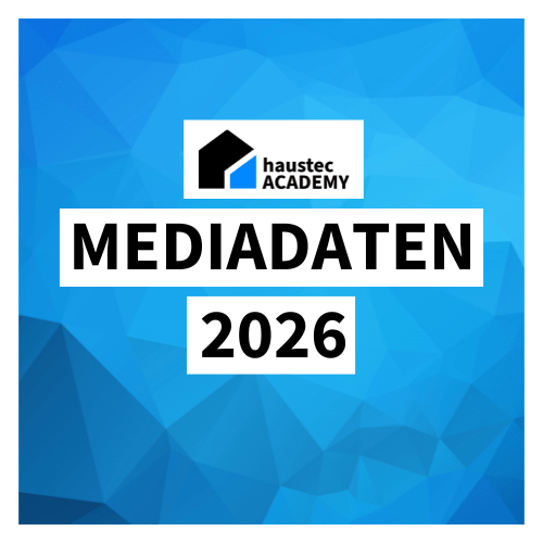 Grafik mit blauem geometrischen Hintergrund, zentralem Schriftzug "MEDIADATEN 2026" und haustec ACADEMY-Logo für Gebäudetechnik-Fachpublikum.