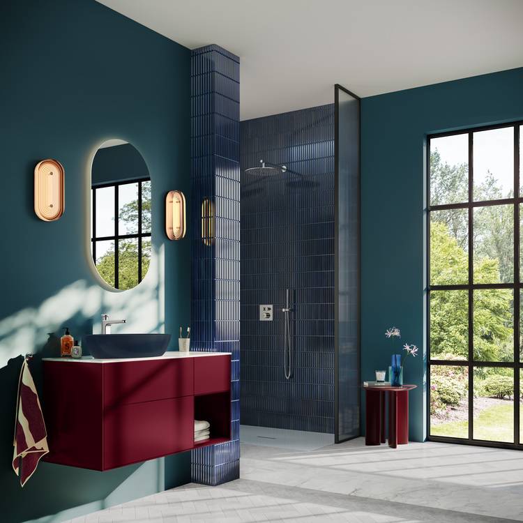 Modernes Bad mit türkisfarbenen Wänden, rotem Waschtisch, ovalem Spiegel und bodentiefer Fensterfront für Tageslichteintrag; Fokus auf Badgestaltung.