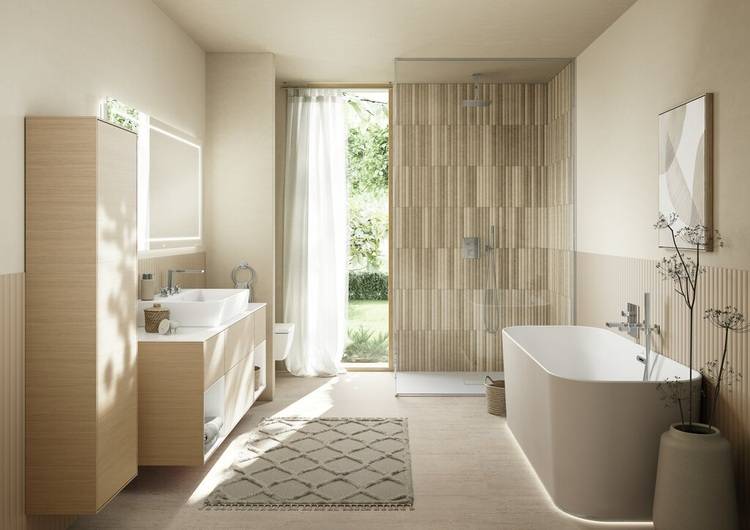 Modernes Bad mit barrierefreier Dusche, Doppelwaschtisch, Badewanne, großem Spiegel und Fenster für Tageslicht - geeignet für energieeffiziente Gebäude.