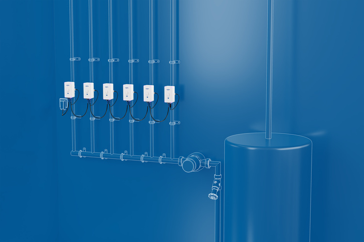 Sechs Sensoren messen Durchfluss und Temperatur an vertikalen Rohrleitungen, angeschlossen an eine horizontale Leitung und einen großen blauen Pufferspeicher.