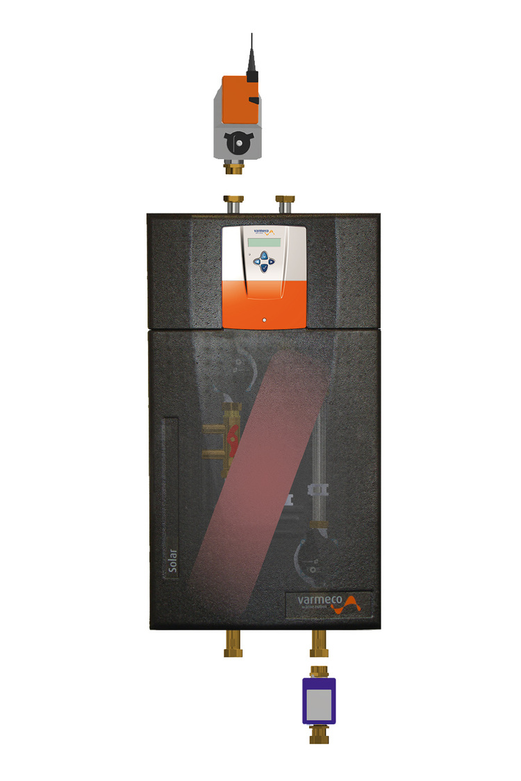 Frontansicht eines modernen schwarz-orangen Heizungsanlagen-Moduls mit integriertem Steuerungsdisplay und angeschlossenen Rohrleitungen für Gebäudetechnik.