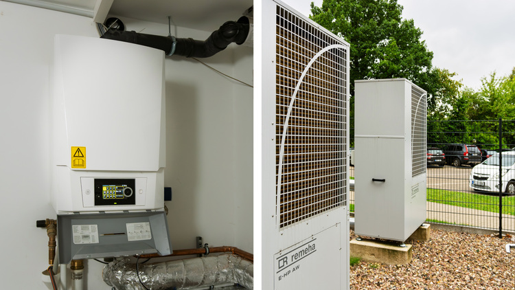 Innengerät einer Wärmepumpe in technischer Gebäudeinstallation; Außeneinheiten neben Zaun und PKW, exemplarisch für moderne SHK-Lösungen.