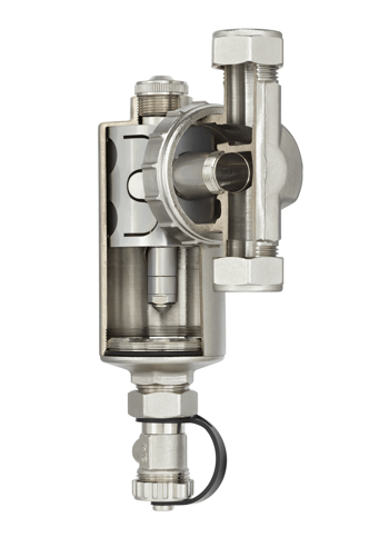 Querschnitt eines industriellen Metallventils mit sichtbaren Innenteilen, Dichtungen und Anschlussstellen für gebäudetechnische Rohrleitungssysteme.