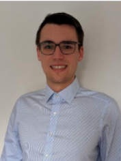 Porträt eines Fachplaners der Gebäudetechnik mit Brille und hellblauem Hemd vor neutralem Hintergrund, geeignet für Brancheninterview.