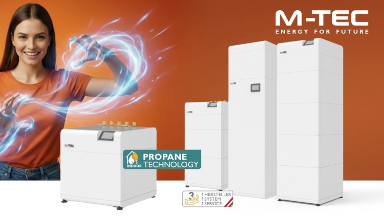 Fachkraft präsentiert drei weiße M-TEC-Energieeinheiten; Fokus auf Propan-Technologie für effiziente, zukunftsfähige Gebäudetechniklösungen.