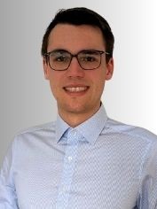 Porträt eines Fachplaners der Gebäudetechnik mit Brille und hellblauem Hemd vor neutralem Hintergrund, geeignet für Brancheninterview.