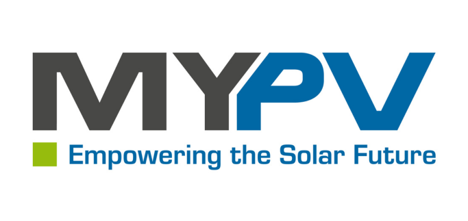 Logo von MY PV mit dem Claim "Empowering the Solar Future" und grünem Quadrat links, Symbol für erneuerbare Energien in der Gebäudetechnik.
