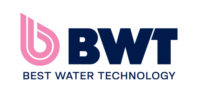 BWT Logo: rosa Wassersymbol, blaue Schrift "BWT BEST WATER TECHNOLOGY" - Anbieter für Wasseraufbereitung in der Gebäudetechnik, weißer Hintergrund.
