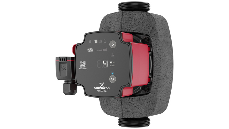 Grundfos ALPHA2 L Hocheffizienz-Umwälzpumpe mit digitalem Display und Isoliergehäuse für Heizungsanlagen, freigestellt auf weißem Hintergrund.