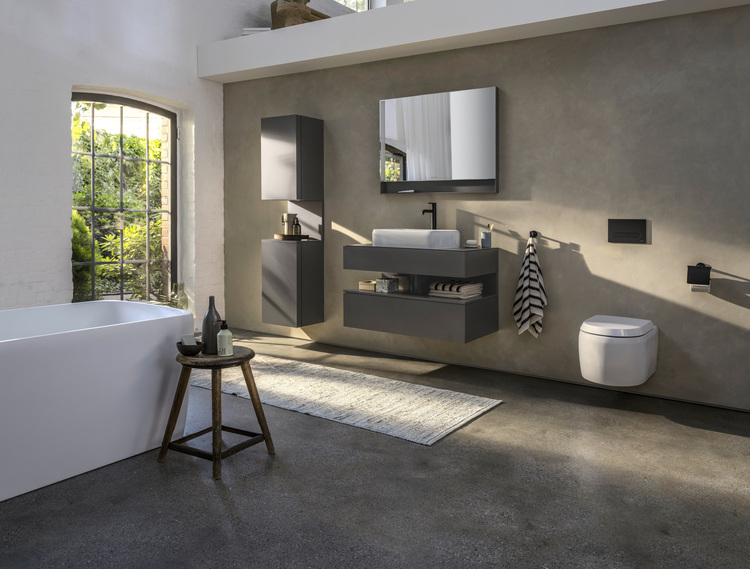 Modernes Bad mit wandhängendem Waschtisch, großem Spiegel und freistehender Badewanne; natürlich belichtet - Beispiel für zeitgemäße Sanitärtechnik.