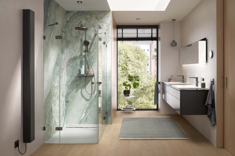 Barrierefreies Bad mit bodengleicher Glasdusche, großem Fenster für Tageslicht, Marmorfassade und wandhängendem Waschtisch - modernes SHK-Design.