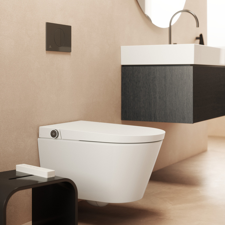 Barrierearmes, modern gestaltetes Bad mit wandhängendem WC, Waschtisch und Fugenarmen, hellen Fliesen - geeignet für energieeffiziente Gebäude.