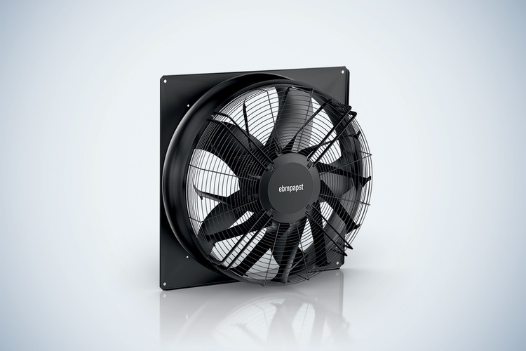 Wandmontierter, schwarzer Industrie-Axialventilator mit Schutzgitter für gewerbliche Lüftungsanwendungen in der Gebäudetechnik, vor hellem Hintergrund.