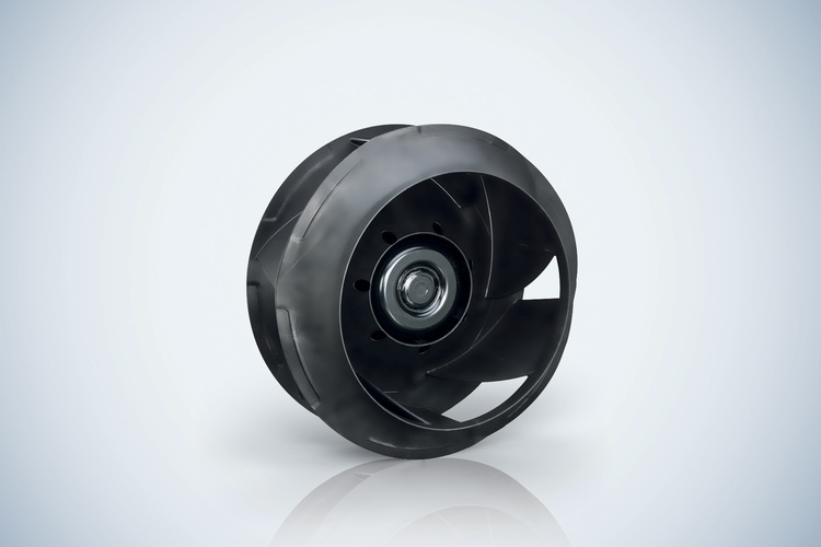Kunststoff-Laufrad eines Ventilators mit zentraler Lagerung, Detailansicht für Klimatechnik-Anwendungen in der modernen Gebäudetechnik.