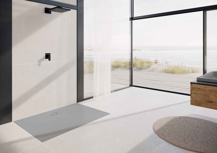 Barrierefreies Bad mit bodengleicher Dusche, großem Fenster für Tageslicht und energieeffizienter Sanitärinstallation, geeignet für moderne Gebäudetechnik.