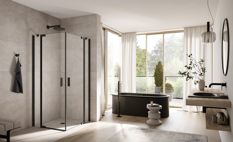 Barrierearmes, modern gestaltetes Bad mit bodengleicher Glasdusche, freistehender Wanne und großen Fenstern für energieeffizientes Tageslicht.