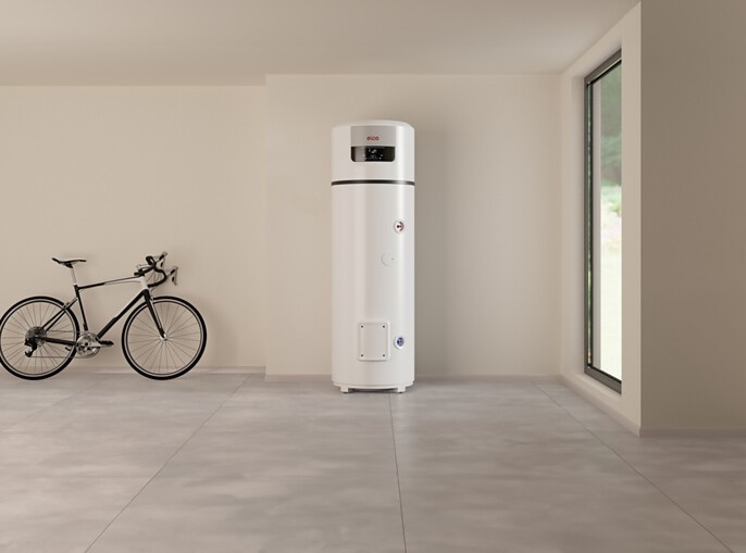 Moderne Warmwasser-Wärmepumpe in minimalistisch gestaltetem Technikraum mit Fahrrad und großem Fenster, Fokus auf energieeffiziente Gebäudetechnik.