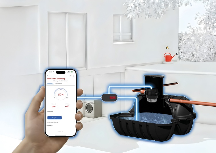 Smartphone zeigt Live-Daten einer Gebäude-Wasseranlage, Handwerker prüft Systemstatus, nahegelegene Leitungen und Außentank sichtbar.