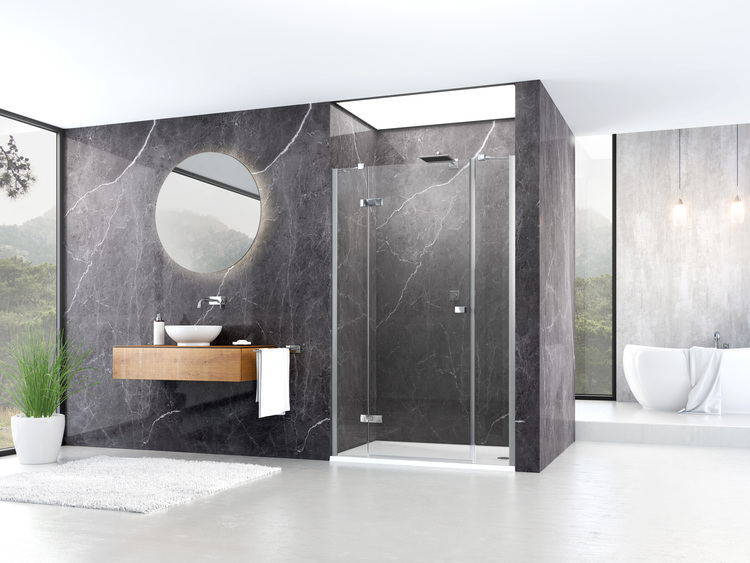 Modernes Bad mit dunklen Marmorwänden, bodengleicher Glasdusche, wandhängendem Waschtisch und großen Fenstern als Beispiel moderner Badarchitektur.