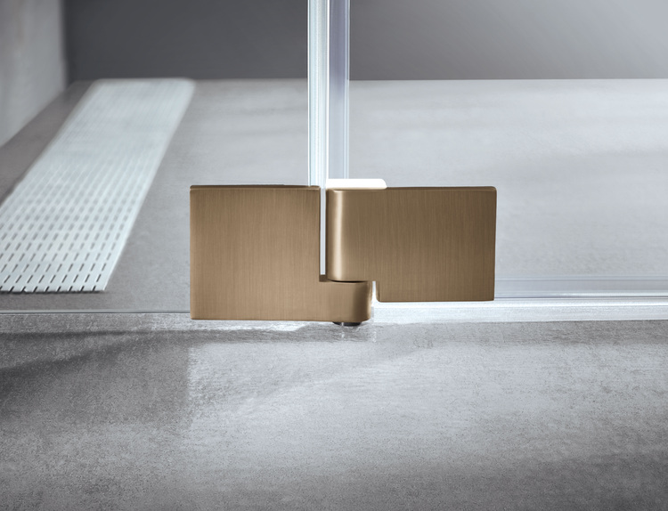 Detailansicht eines hochwertigen Beschlags, der zwei Glasbauelemente an eine moderne Innenverglasung im Gebäude verbindet.