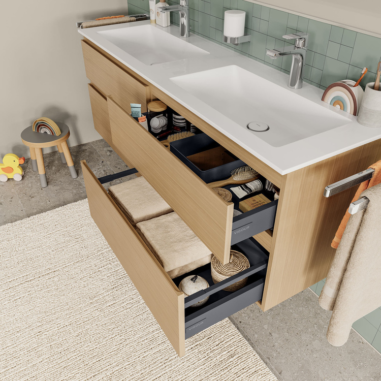 Waschtischanlage im modernen Bad mit geöffneten Auszügen, Sicht auf Handtücher und Sanitärzubehör, daneben Doppelwaschbecken für Objektbau.