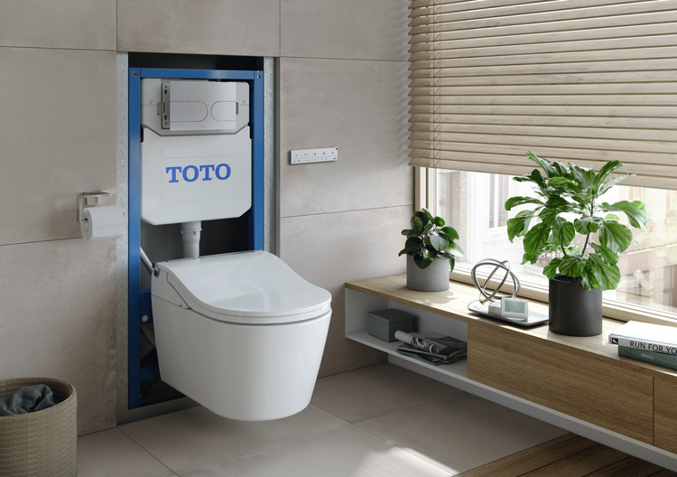 Barrierefreies Bad mit wandhängendem TOTO-WC, bodengleicher Gestaltung, Ablage, Fenster mit Jalousie; geeignet für moderne Gebäudetechnik.