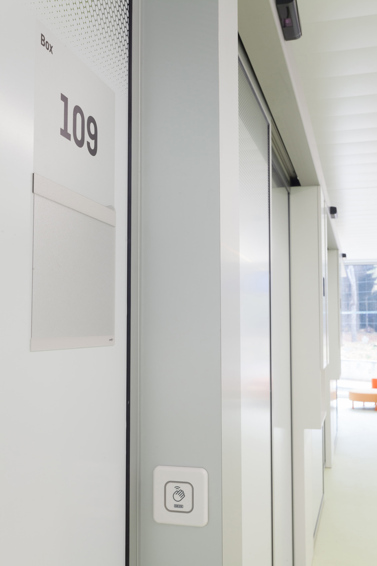 Tür 109 mit berührungsloser Zugangskontrolle, sensorbasiert. Beispiel für moderne Gebäudeautomatisierung in der hellen Flur eines Nichtwohngebäudes.