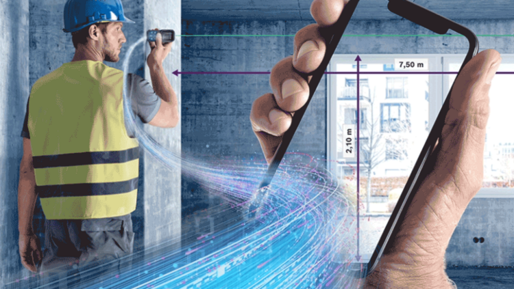 Ein Fachmann vermisst einen Technikraum, während eine Hand ein Smartphone mit einer digitalen Vermessungs-App für präzise Gebäudetechnik zeigt.