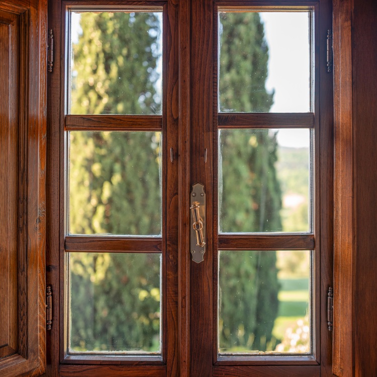 Holzrahmenfenster in einer modernen Gebäudehülle, Blick ins Grüne; Schwerpunkt auf energiesparender Fenstertechnik für energieeffiziente Gebäudetechnik.