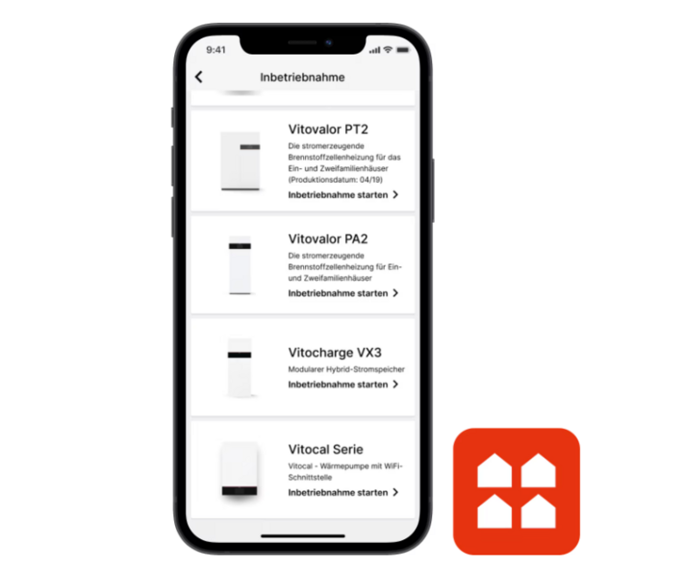 Das Smartphone zeigt eine Übersicht über vernetzte Energiegeräte an; das orangefarbene Haussymbol unten rechts weist auf die Gebäudetechnik-Management-App hin.