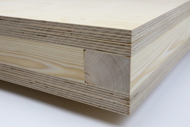 Detailansicht von verleimten Sperrholzplatten mit sichtbaren Schichten und Holzdübeln, relevant für den Bau und den Ausbau im Bereich der Gebäudetechnik.