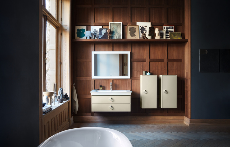Modernes Badezimmer mit wandhängendem Waschtisch, Holzverkleidung, Spiegelschrank und Stauraum – ein Beispiel für eine effiziente Gestaltung des Sanitärraums.