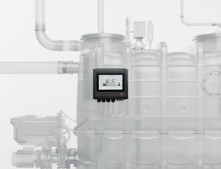 Digitales Bedienterminal mit Display an einem industriellen Wassertank, umgeben von Rohrleitungen und Armaturen in einer gebäudetechnischen Anlage.