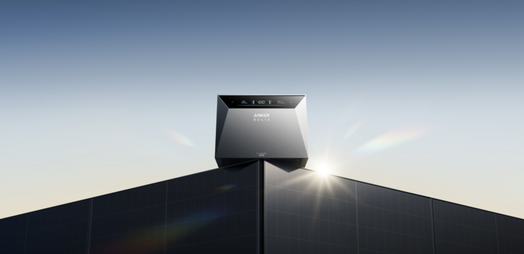 Ein Anker-Solargerät zur Energieversorgung, aufgestellt auf einer dunklen Fläche, mit Sonneneinstrahlung – eine Lösung für nachhaltige Gebäudetechnik.