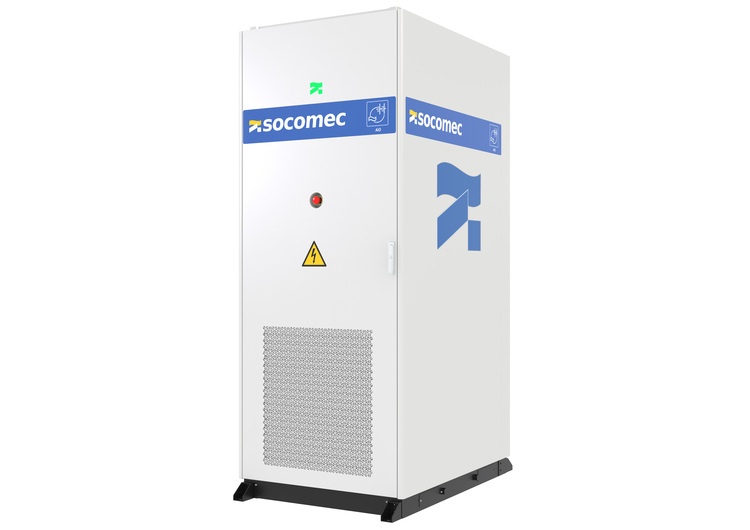 Elektroverteiler von Socomec mit Lüftungsgitter, Warnsymbol und Kontrollleuchten, die für die Energieverteilung in Gebäudetechniksystemen eingesetzt werden.