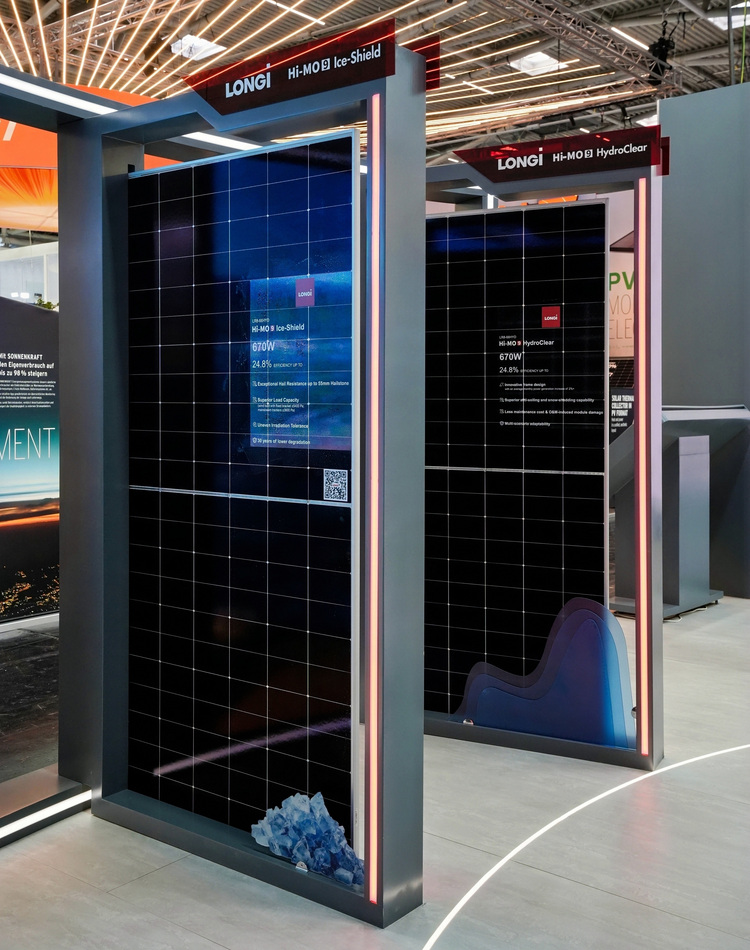 Zwei aufrecht stehende Solarmodule von LONGi („Hi-MO5 Ice-Shield“, „HydroClear“) auf einer TGA-Fachmesse – im Fokus: Leistung und Innovation.