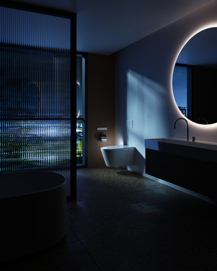 Barrierefreier, modern ausgestatteter Badbereich mit beleuchtetem Spiegel, Waschbecken, WC und Blick auf die energieeffiziente Stadtarchitektur bei Nacht.