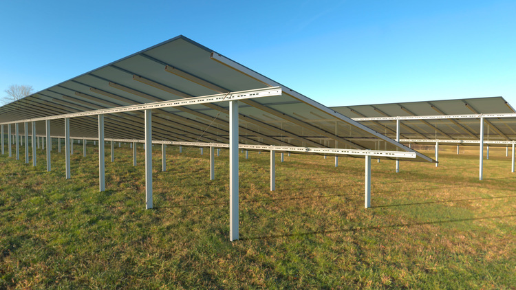 Montierte Unterkonstruktionen für Photovoltaikmodule auf Grünflächen, vorbereitet für die Installation von Solaranlagen im Rahmen von Gebäudetechnikprojekten bei Neubauten.