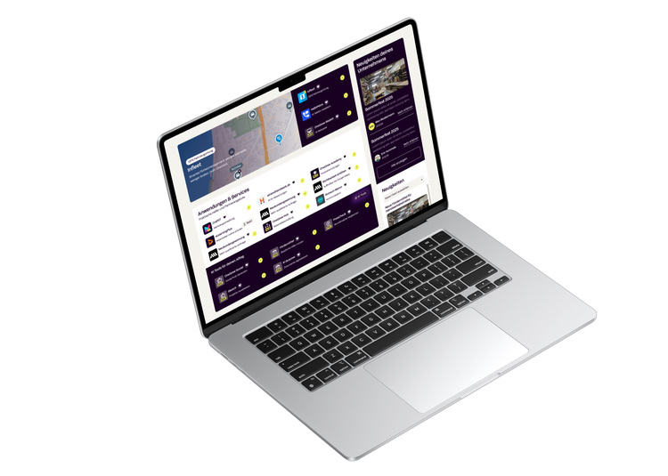 Silberner Laptop mit interaktivem Dashboard: Gebäudeplan, Listen und Symbole für die Steuerung von Heizungs-, Sanitär- und Klimatechnik.