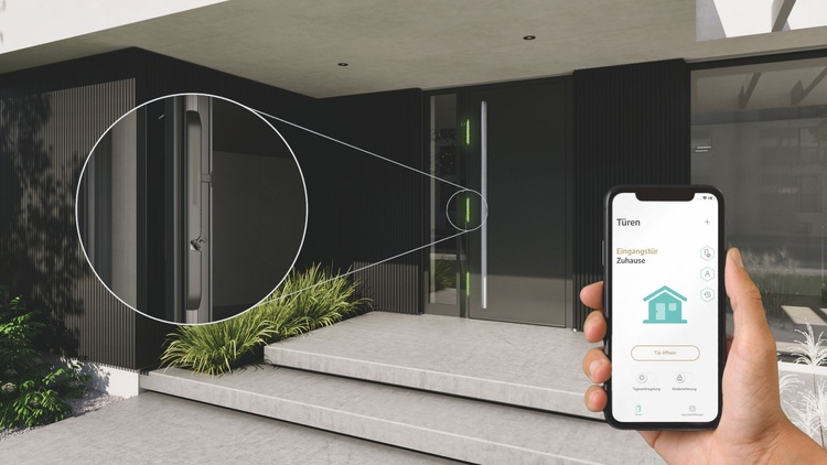 Ein Smartphone mit geöffneter Smart-Home-App steuert ferngesteuert den Zugang zur Haustür eines modernen Gebäudes – im Fokus steht dabei die Gebäudetechnik.